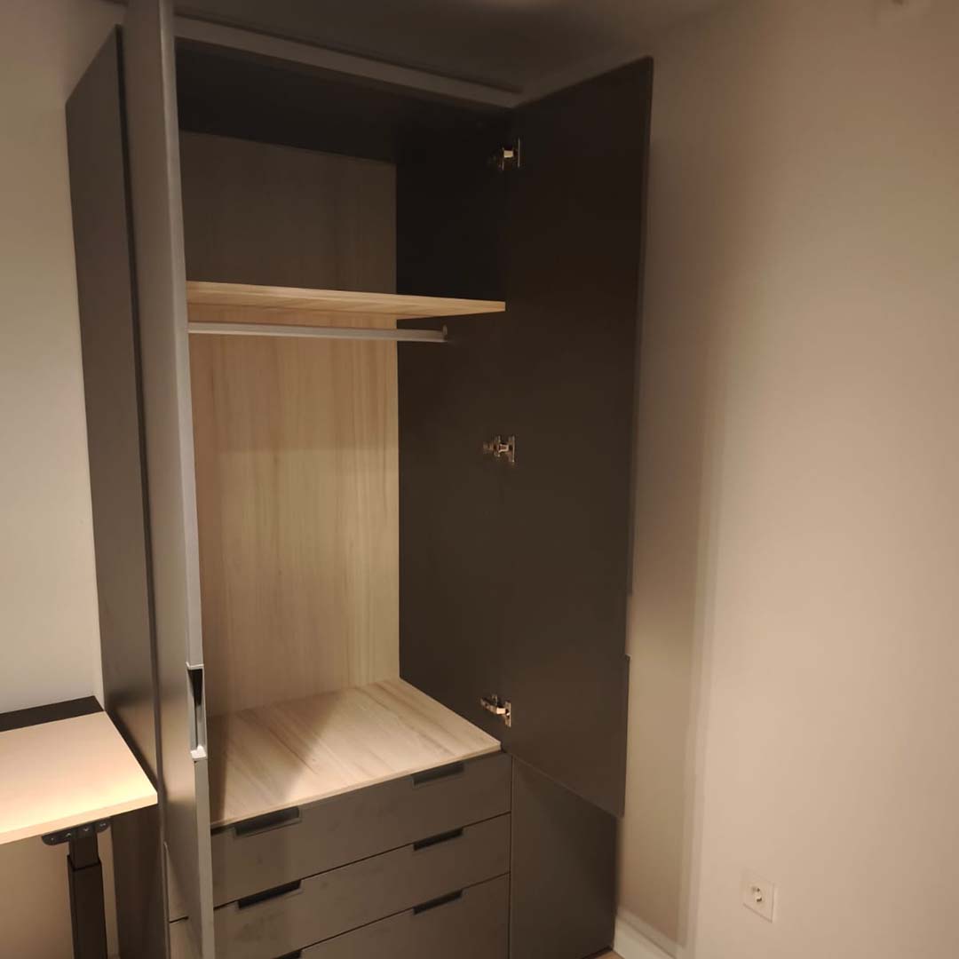 Interior de armario organizado y montado